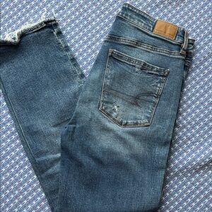 American Eagle Outfitters Medium Blue Distressed Straight Jeans sz 6